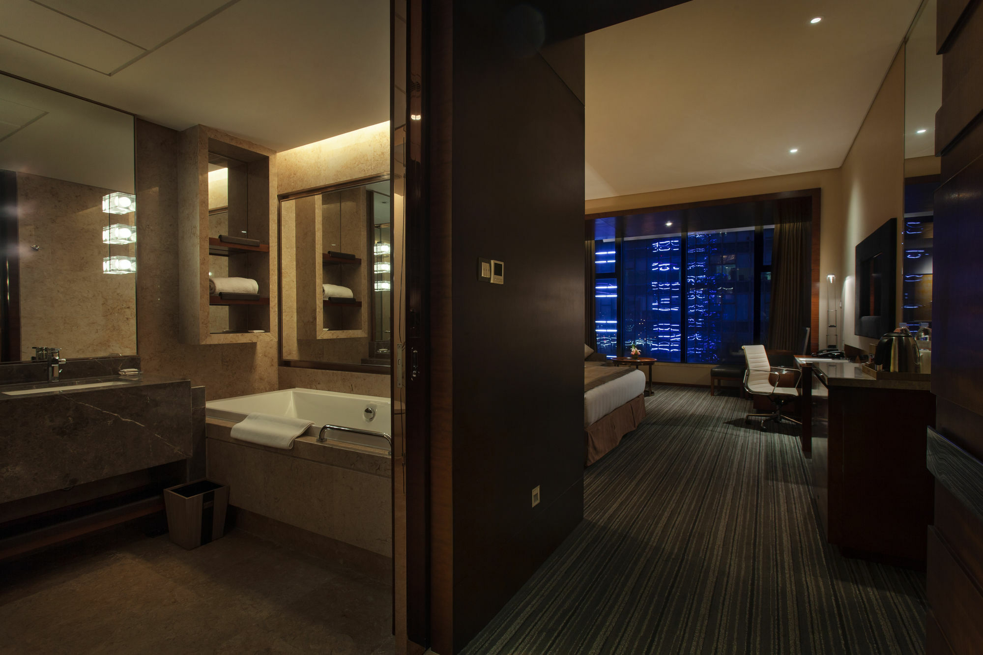 Radisson Blu Plaza Chongqing - Free 2 Bottle Of Local Beer Per Room During Stay Esterno foto