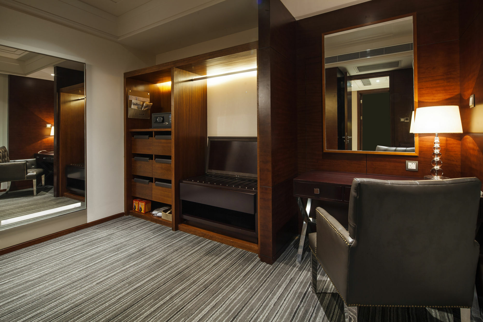 Radisson Blu Plaza Chongqing - Free 2 Bottle Of Local Beer Per Room During Stay Esterno foto